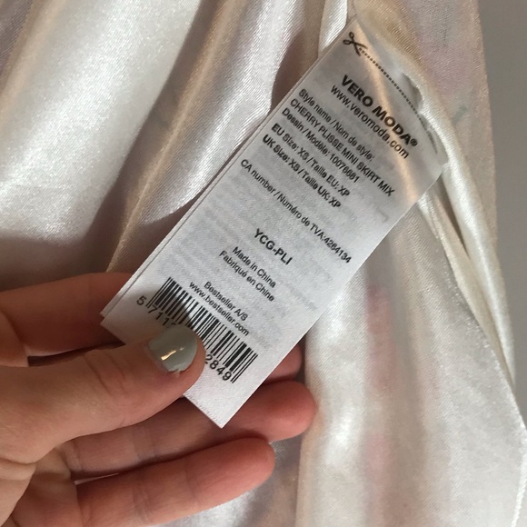 Cherry plisse mini skirt - Picture 7 of 7